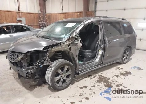 2012 Toyota Sienna Se 8 Passenger z USA, uszkodzony, nr VIN 5TDXK3DC8CS181008